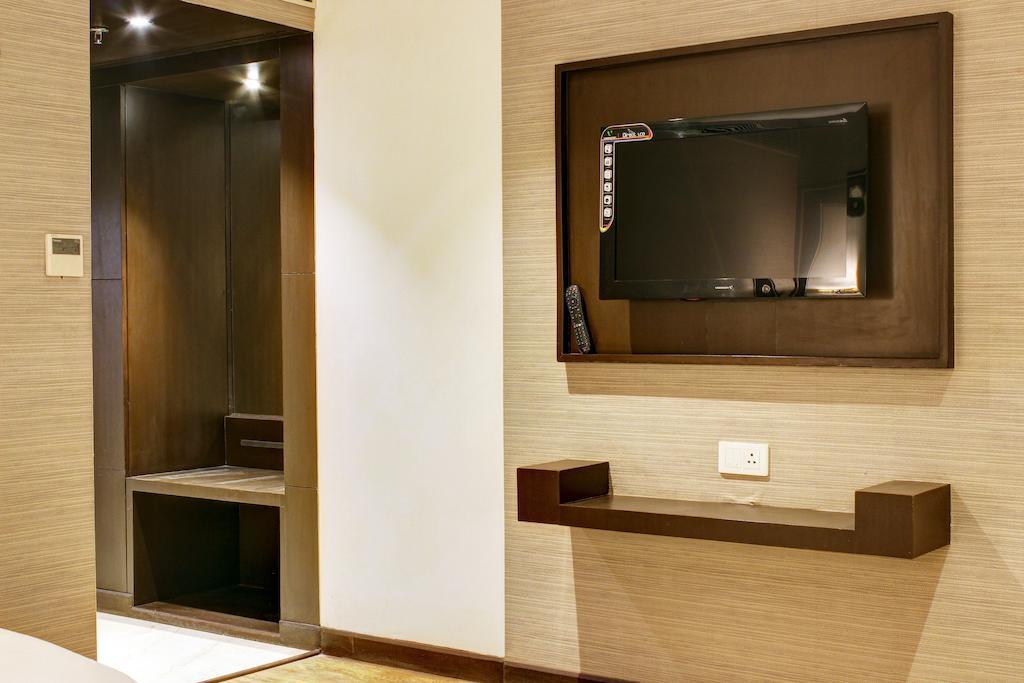 Aavaa Surya Continental Hotel New Delhi Exterior photo