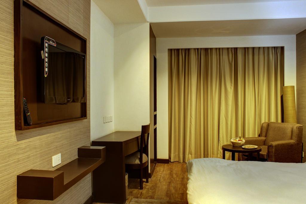 Aavaa Surya Continental Hotel New Delhi Exterior photo