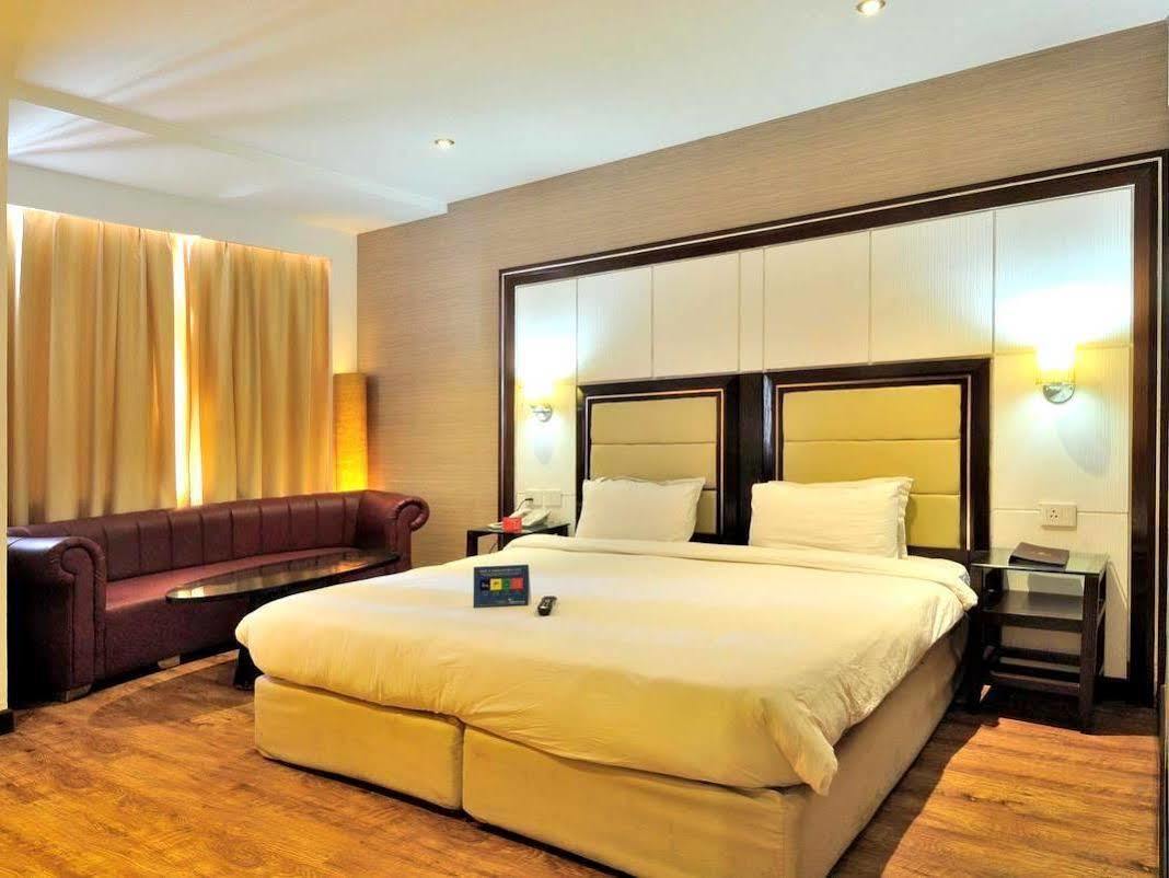 Aavaa Surya Continental Hotel New Delhi Exterior photo